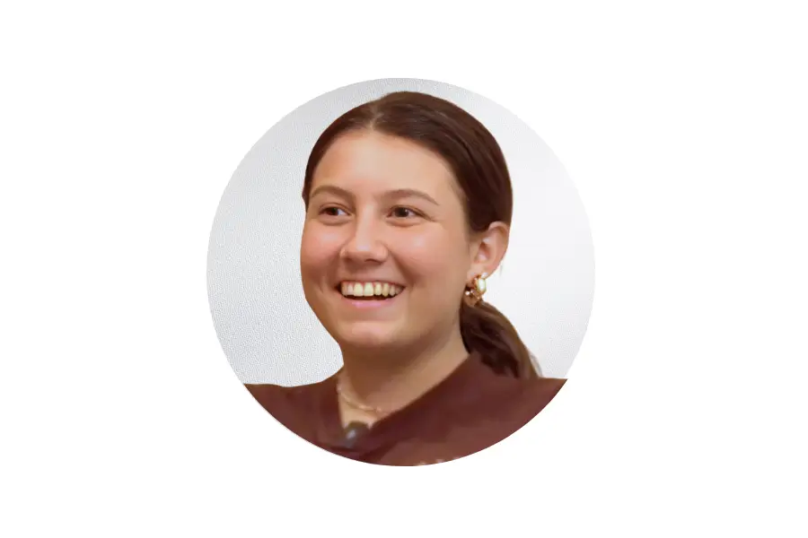 Adolescente compartiendo su experiencia personal sobre los cursos