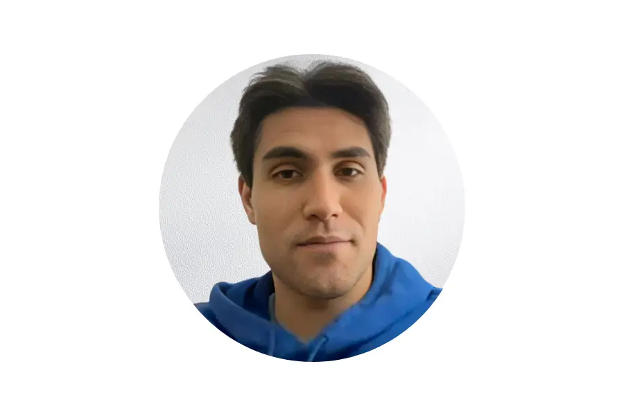 Adolescente compartiendo su testimonio sobre los cursos que tomó