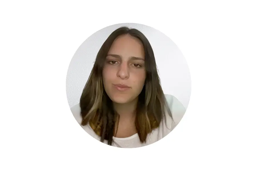 Regina compartiendo su testimonio sobre su experiencia en el curso